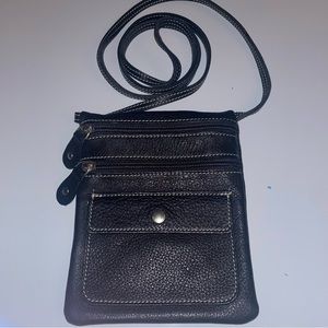 🦫ROOTS🇨🇦Small leather crossbody/SOLD